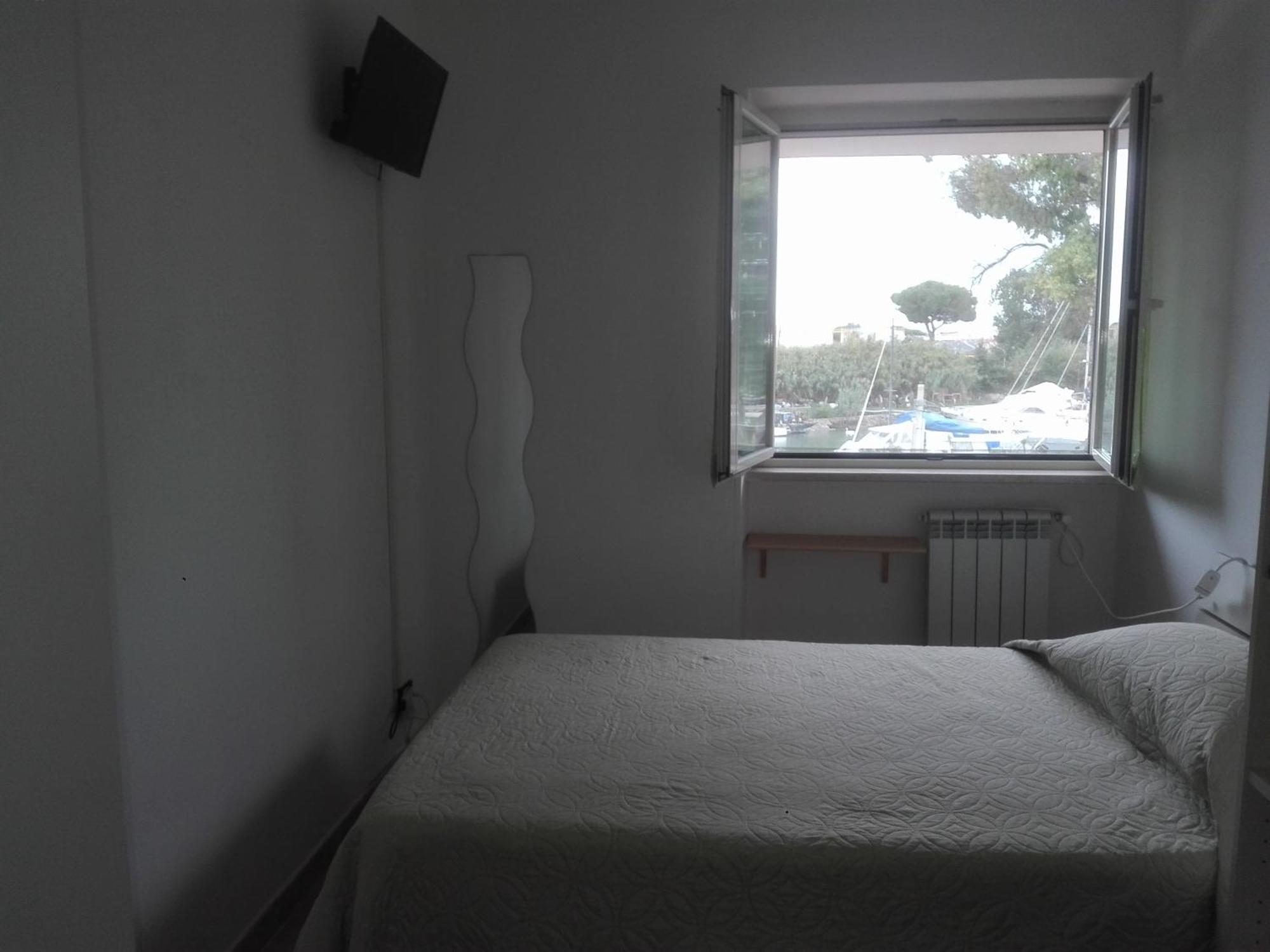 A La Vue: Shared Bath with AC near Fiera di Roma Hotel Fiumicino Exterior photo