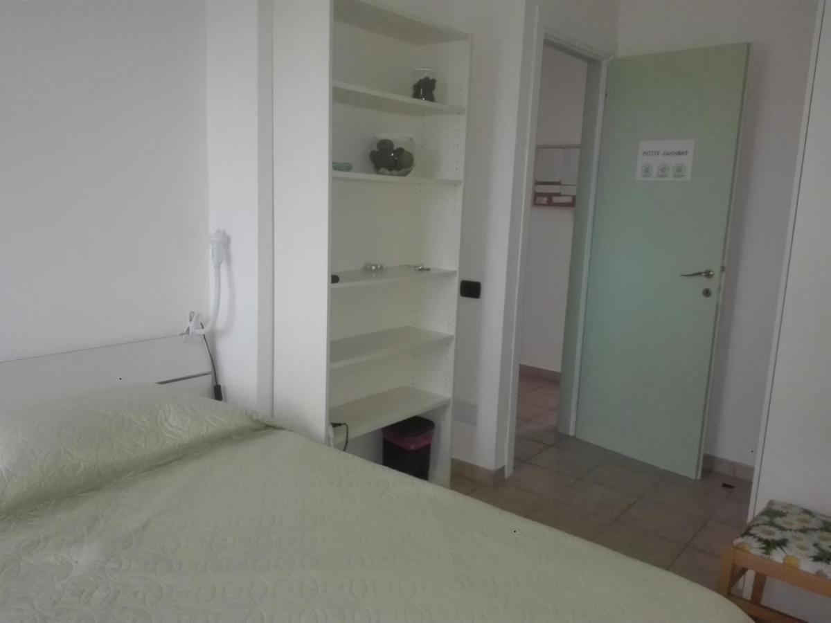 A La Vue: Shared Bath with AC near Fiera di Roma Hotel Fiumicino Exterior photo